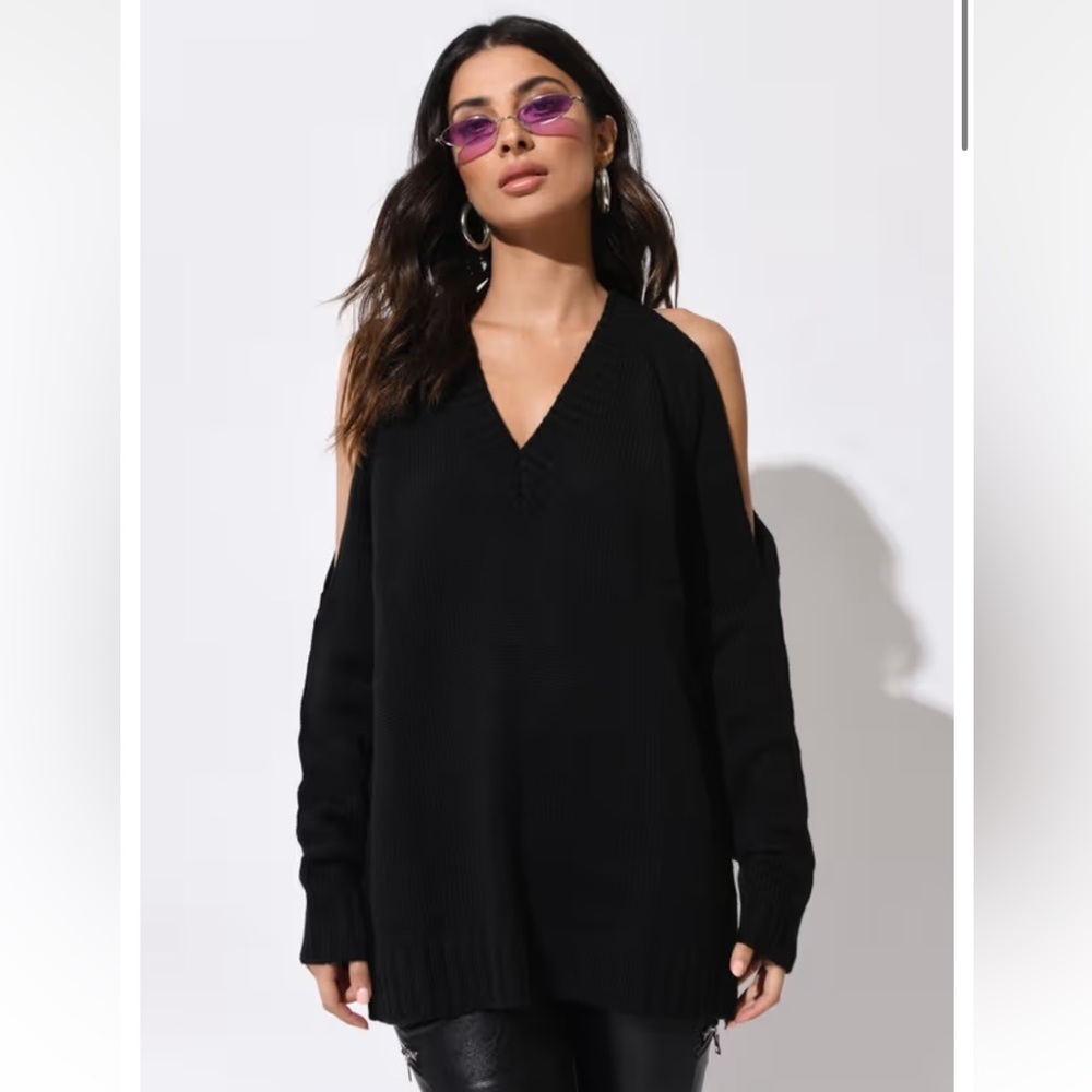 BNWT Tobi cold shoulder sweater